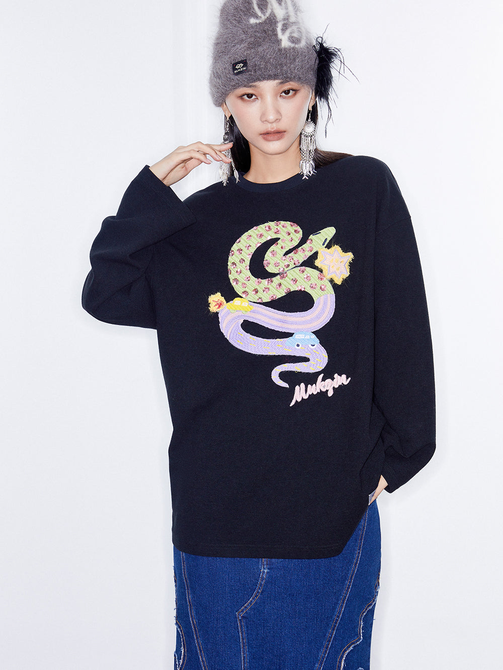 MUKZIN Linglong Textured Cartoon Embroidery Crewneck Sweatshirt