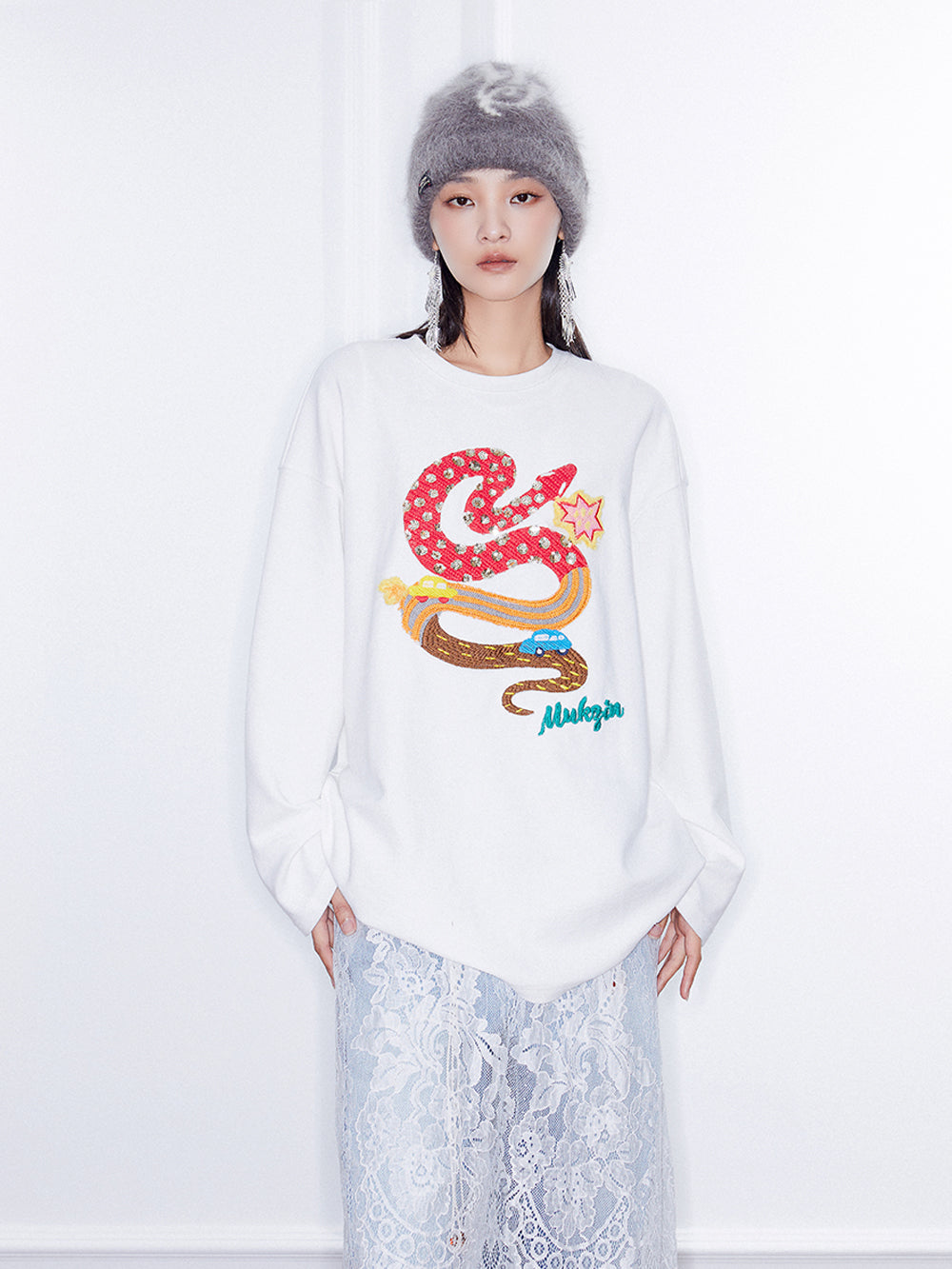 MUKZIN Linglong Textured Cartoon Embroidery Crewneck Sweatshirt