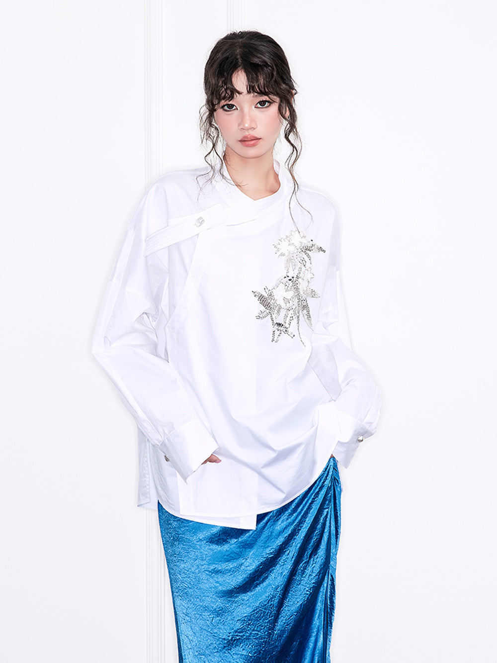 MUKZIN“Realm of Ethereal Mist”White Chinese - style Oblique - front Shirt with Sequin Floral Decoration