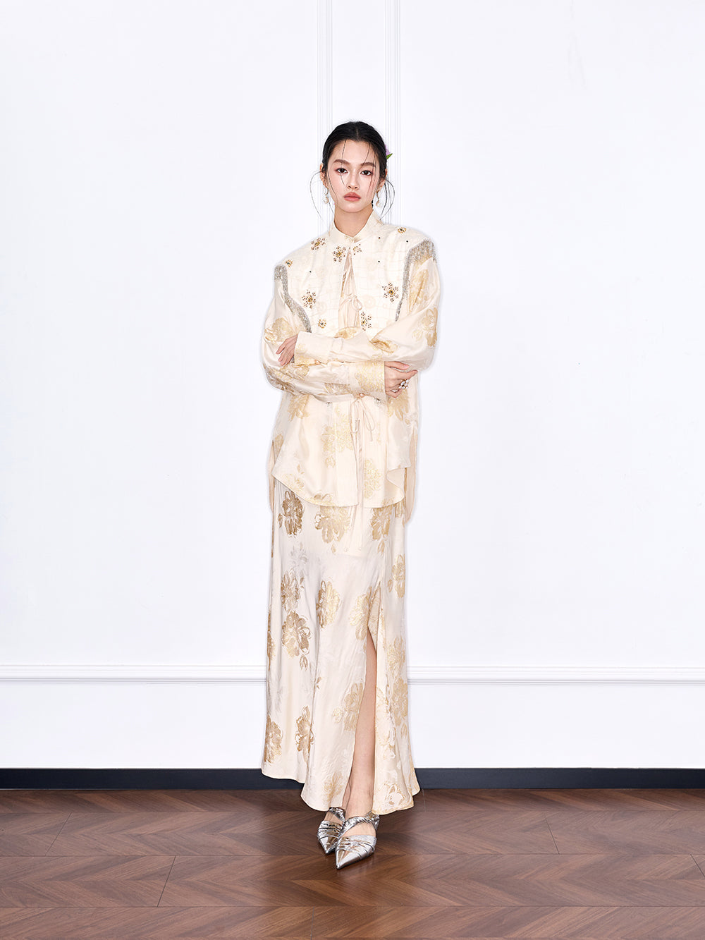 MUKZIN "Capsule Collection" Stylish Statement Piece With Designer Embroidered Cloud Shoulder In New Chinese Style