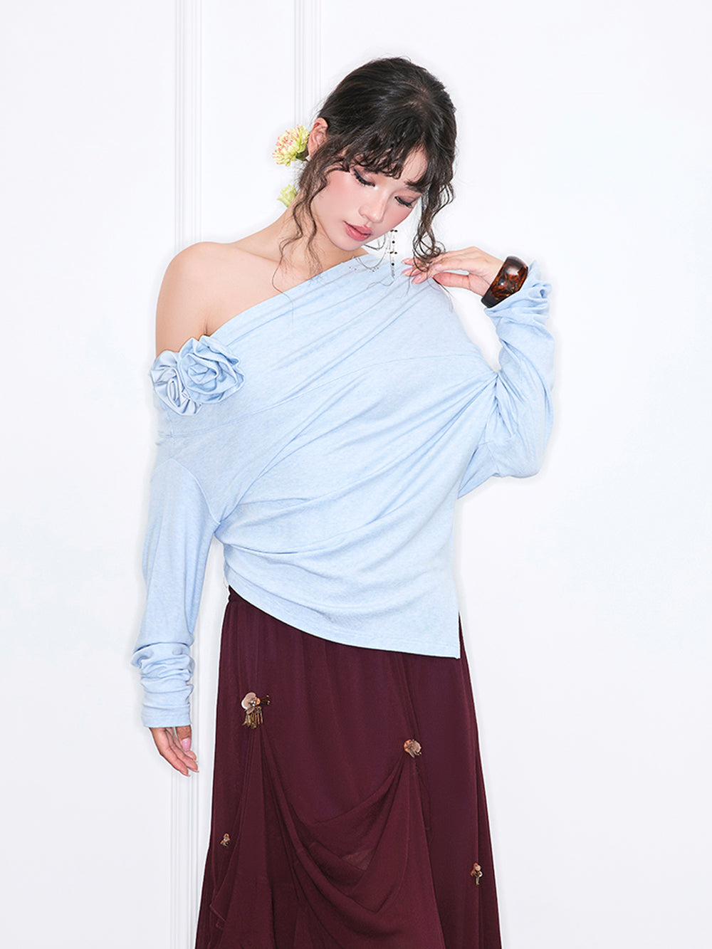 MUKZIN“Realm of Ethereal Mist”Off-the-shoulder loose long-sleeved shirt with three-dimensional flowers