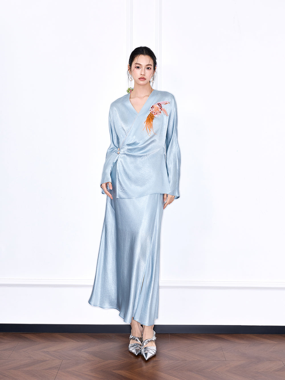 MUKZIN "Capsule Collection" New Chinese Style Embroidered V-Neck Acetate Blouse