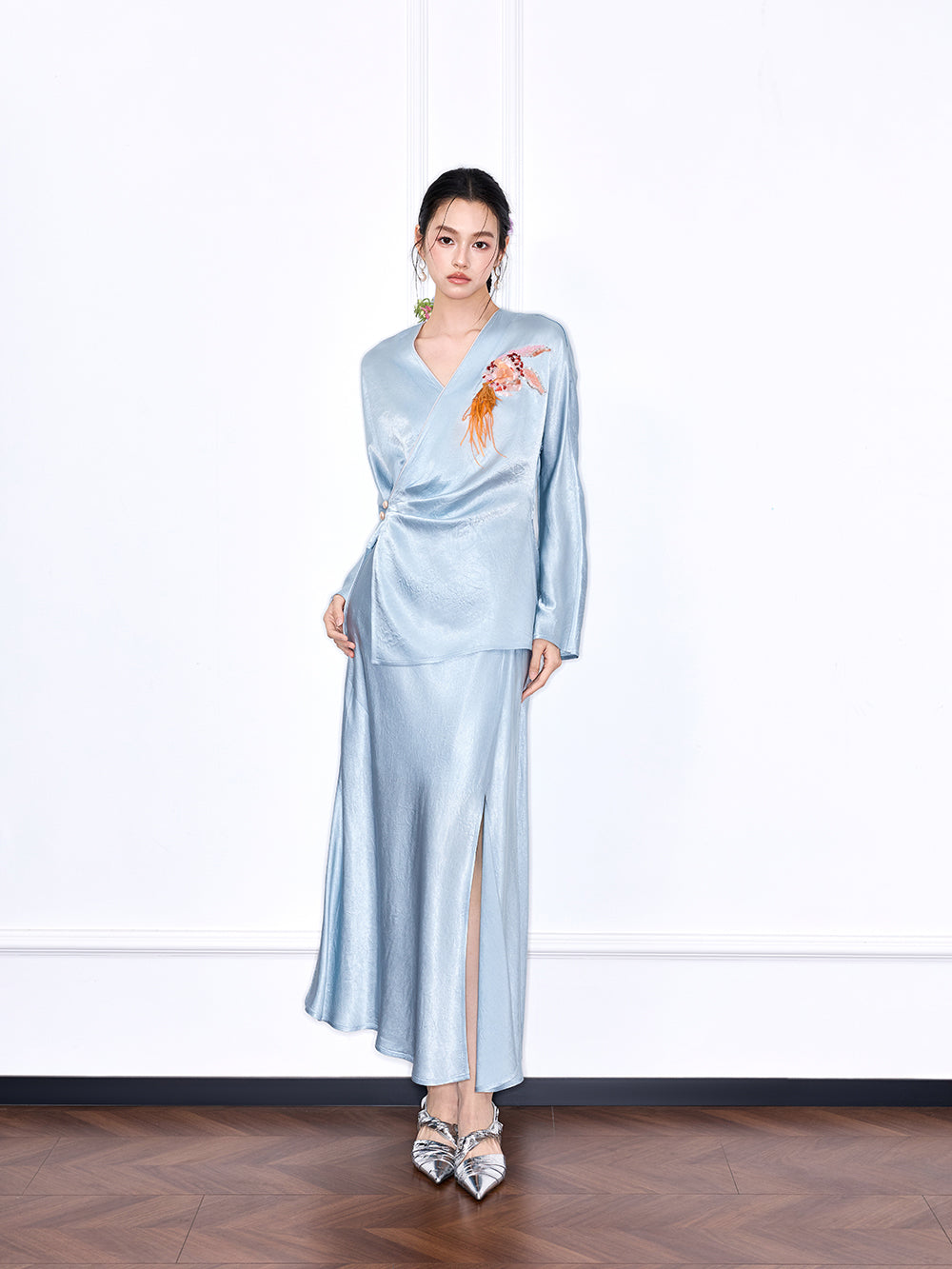 MUKZIN "Capsule Collection" New Chinese Style Embroidered V-Neck Acetate Blouse