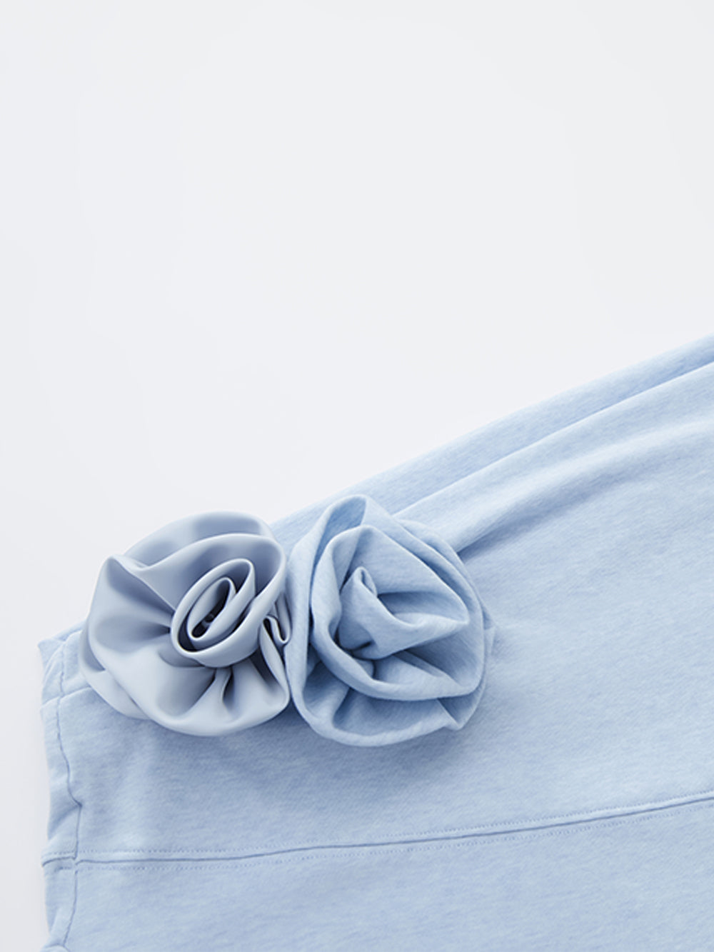 MUKZIN“Realm of Ethereal Mist”Off-the-shoulder loose long-sleeved shirt with three-dimensional flowers