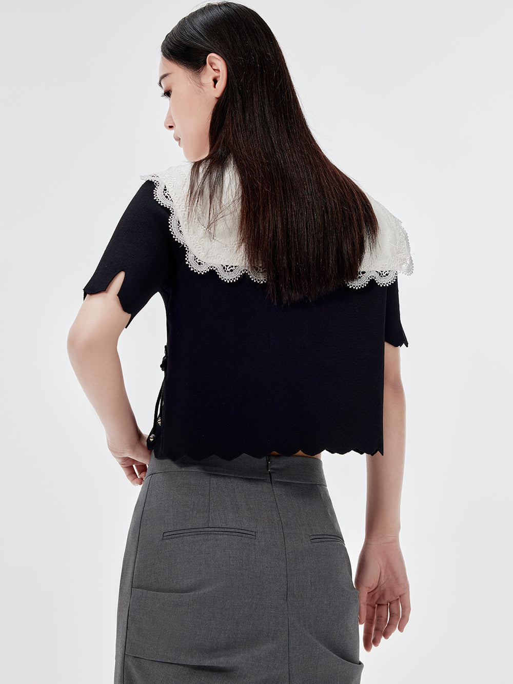 MUKZIN Fashionable Black V-neck Embroidered Knitted T-shirt