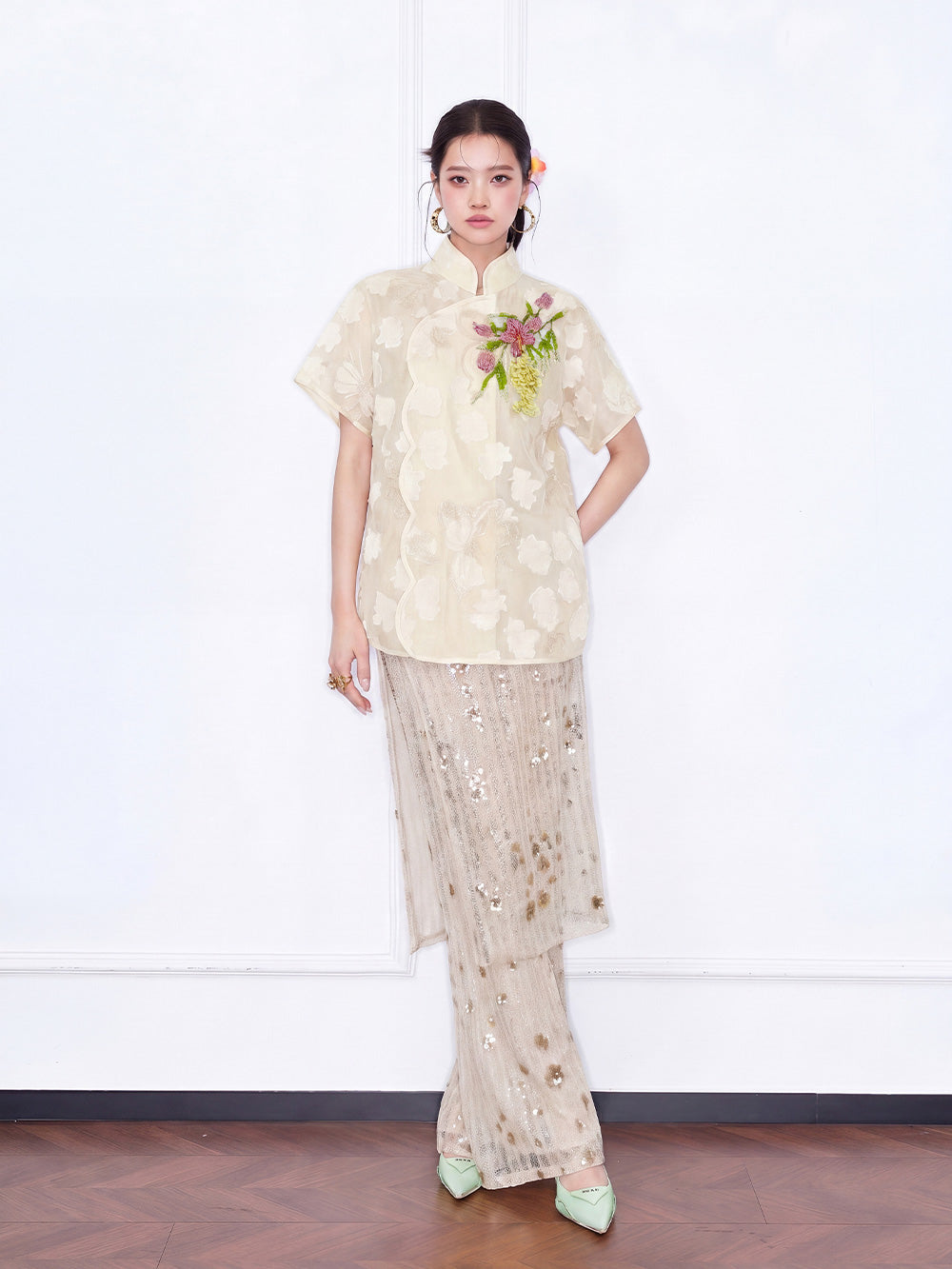 MUKZIN "Capsule Collection" New‑Chinese Style Heavy‑Embroidered V‑Neck Elegant Yellow Shirt