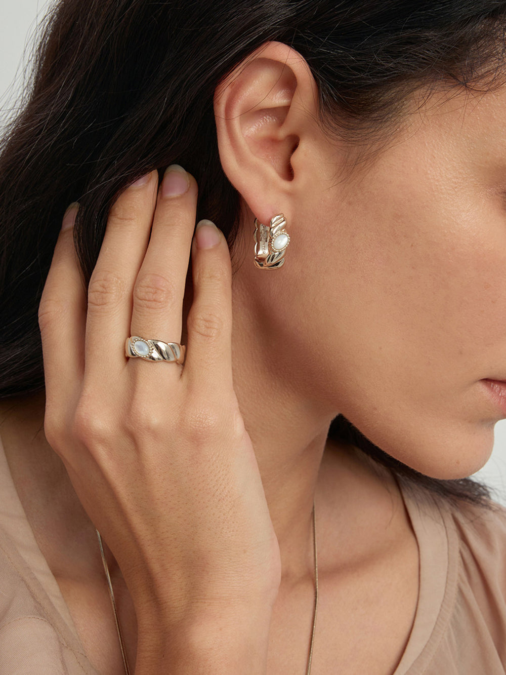 MUKTANK x SUN HUNTER Ocean Threaded Mother of Pearl Ring