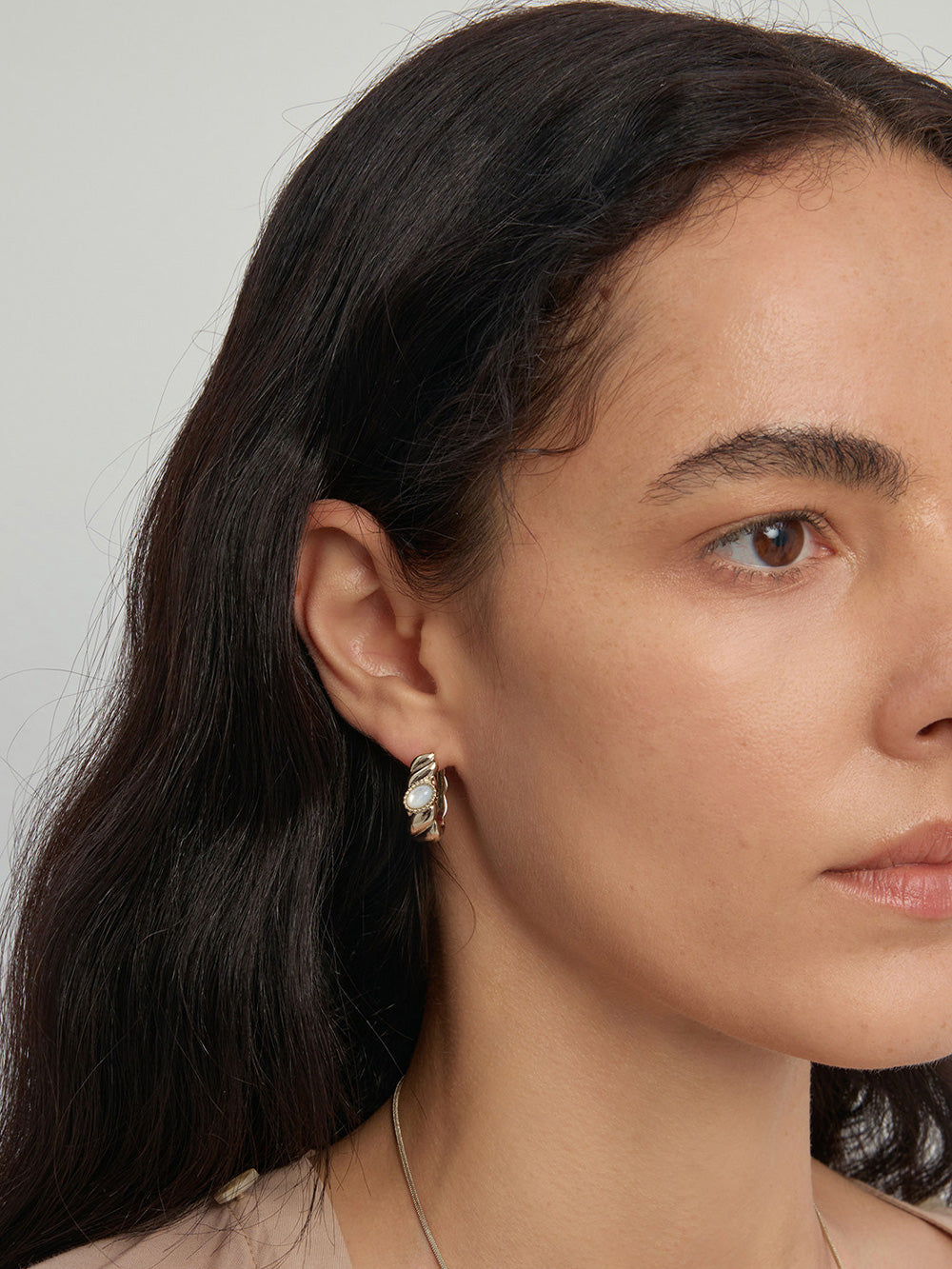 MUKTANK x SUN HUNTER Ocean Mother‑of‑Pearl Textured Ear Cuff