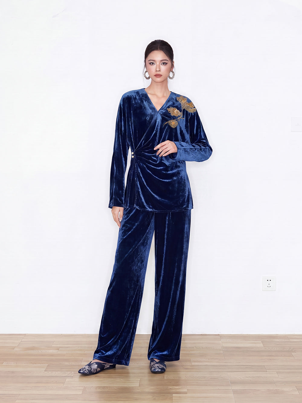 MUKZIN×Capsule Collection New Chinese-Style Embroidered Silk Velvet V-Neck Top