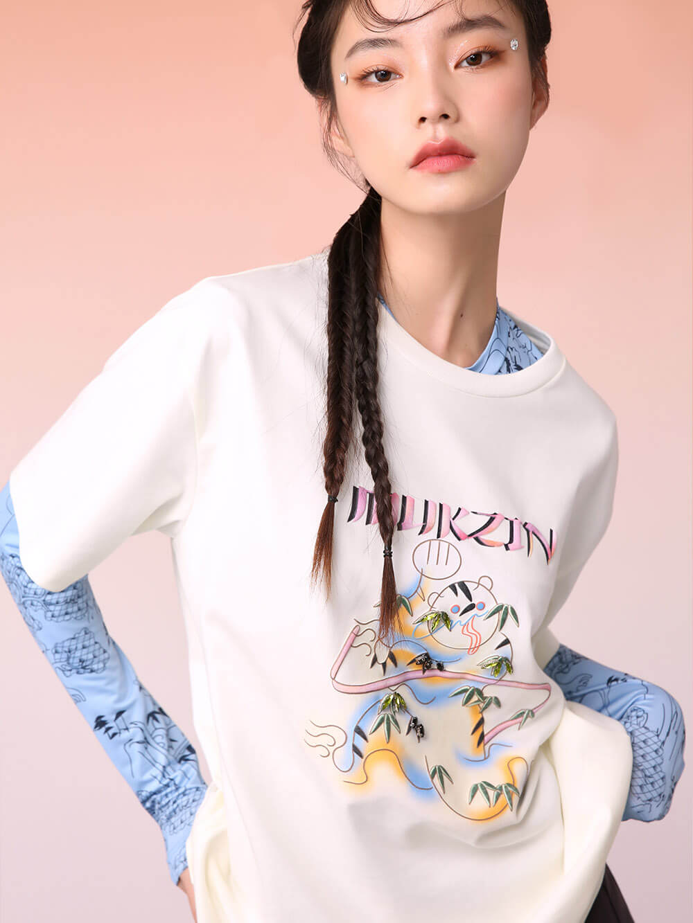 MUKZIN White Artist Collaboration Fashion T-Shirt