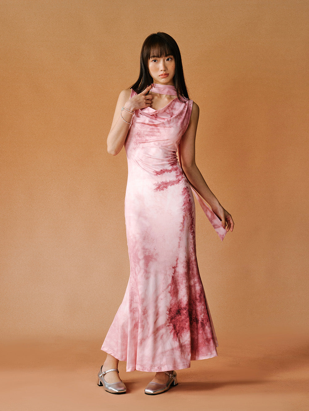 MUKTANK x LOUMUTAKU V-neck Elasticized Dress for Spring and Summer