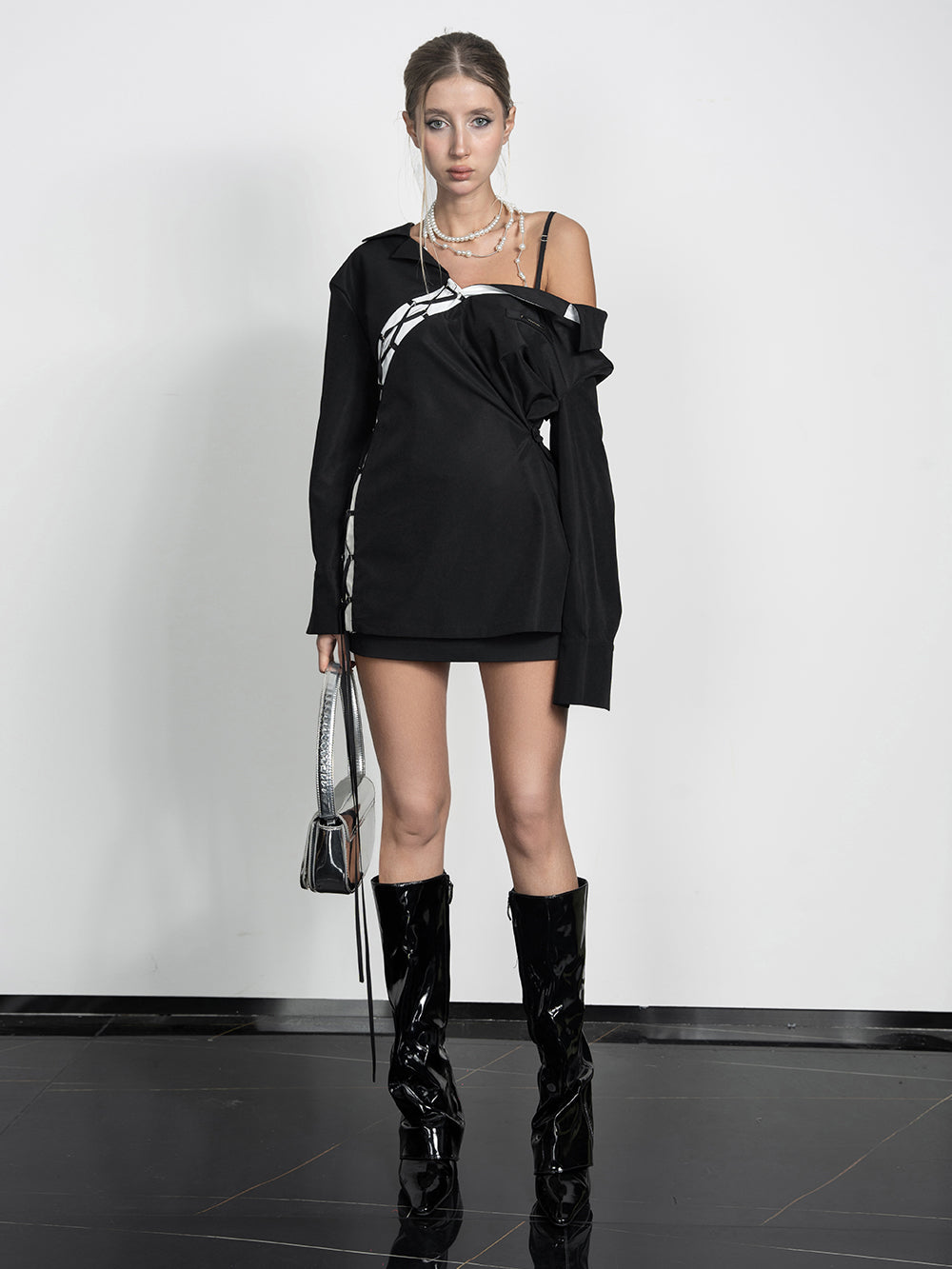 MUKTANK x Jqwention Spicy Asymmetrical Single-shoulder Black Shirt