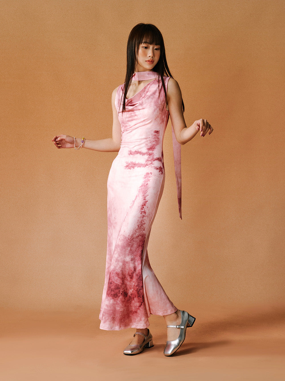 MUKTANK x LOUMUTAKU V-neck Elasticized Dress for Spring and Summer