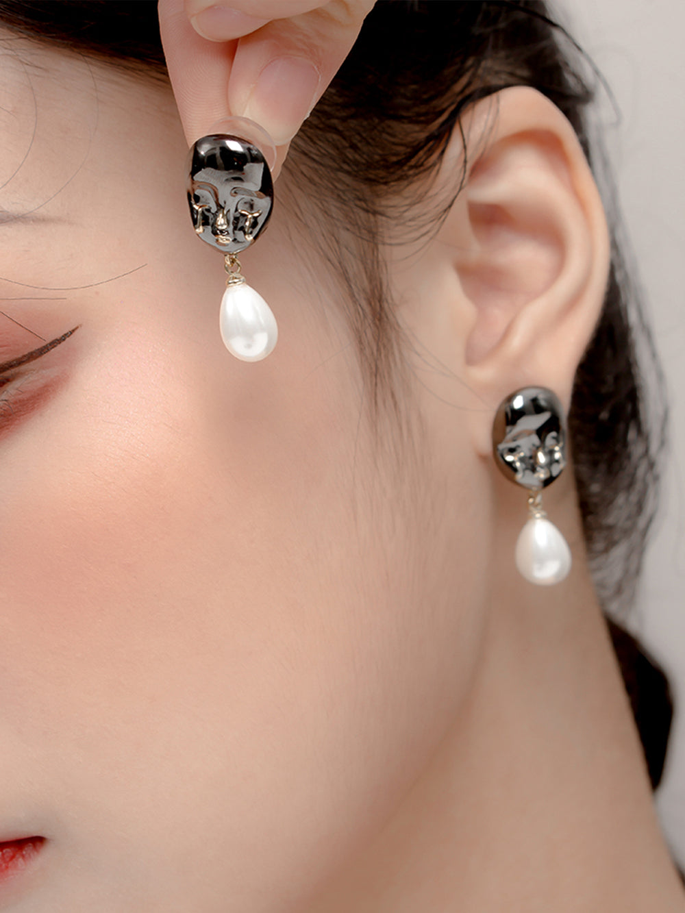 MUKTANK×QUANDO Black Witch Tear Earrings