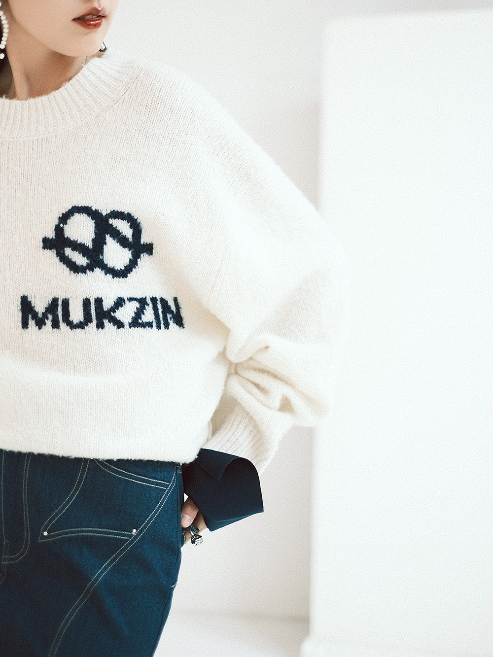 MUKZIN Linglong "Bafang Linglong" detachable Cuffs Crew Neck White Wool Top