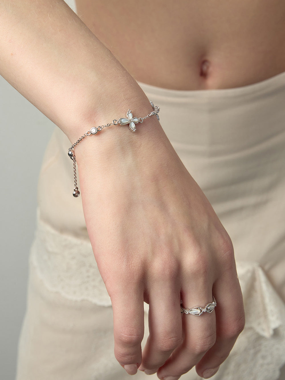 MUKTANK×SUN HUNTER Mother-of-Pearl Full-Flower Petal Cross Bracelet