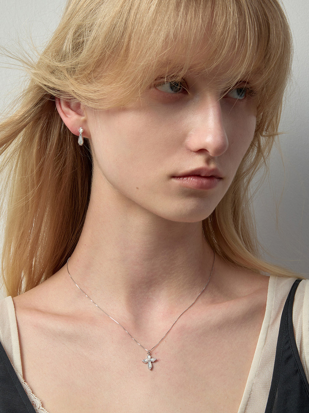 MUKTANK×SUN HUNTER Mother-of-Pearl Petal Cross Chain Necklace (S)