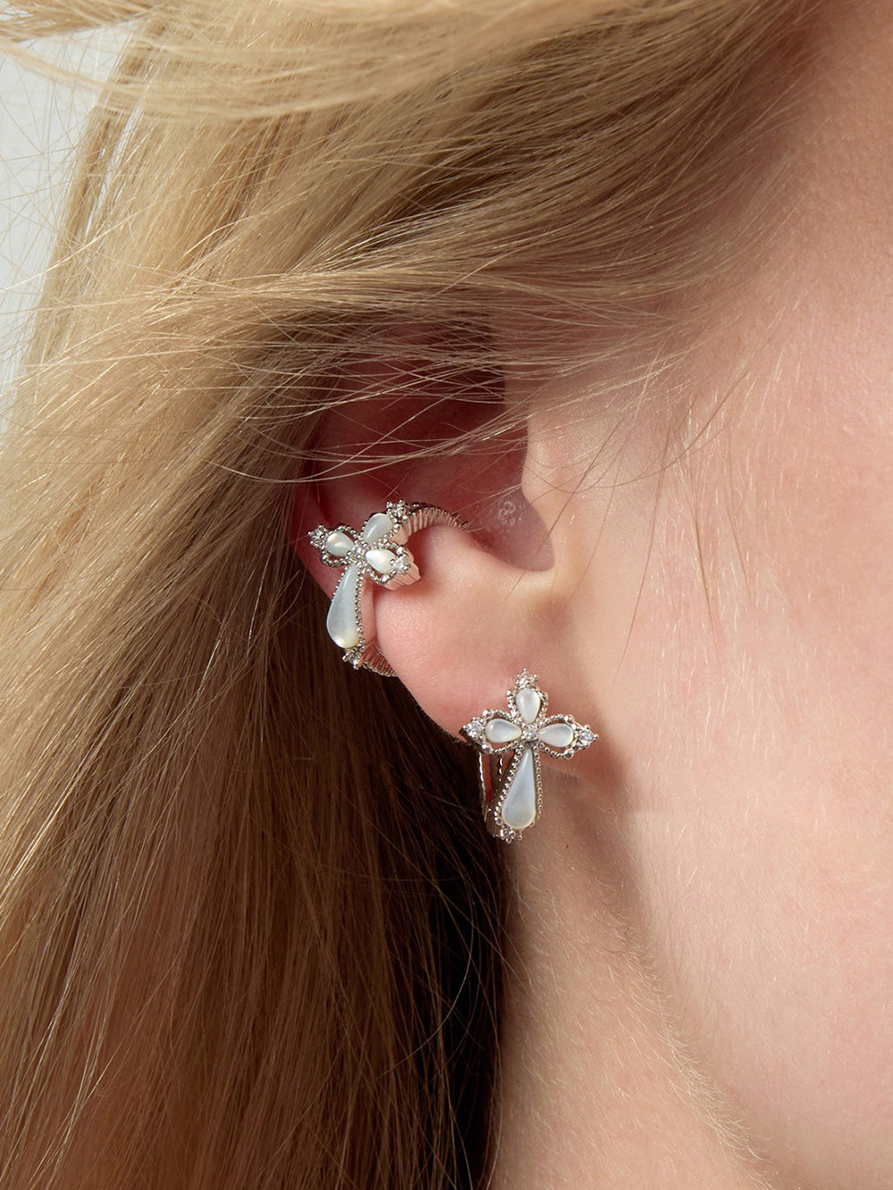 MUKTANK×SUN HUNTER Mother-of-Pearl Petal Cross Ear Cuff