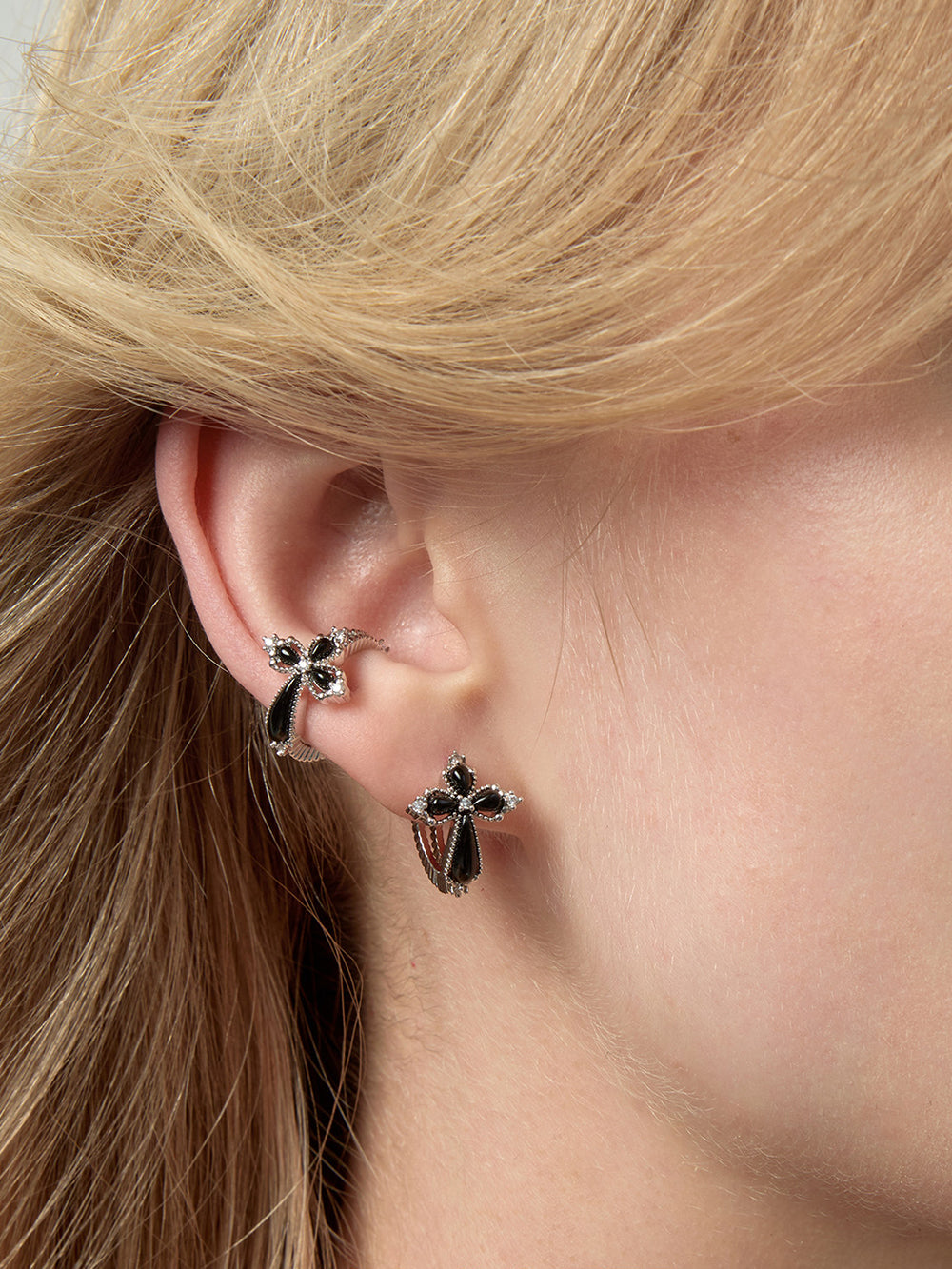 MUKTANK×SUN HUNTER Black Agate Petal Cross Ear Cuff