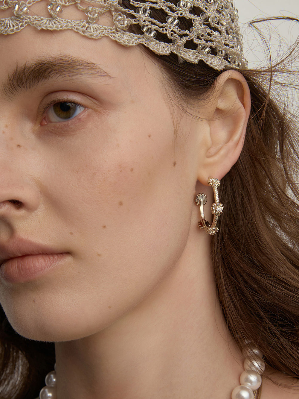 MUKTANK×SUN HUNTER Garden daisy C hoop earrings - Small size