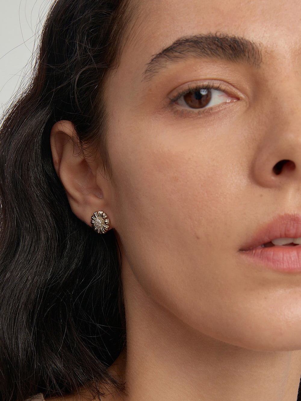 MUKTANK×SUN HUNTER Garden daisy stud earrings