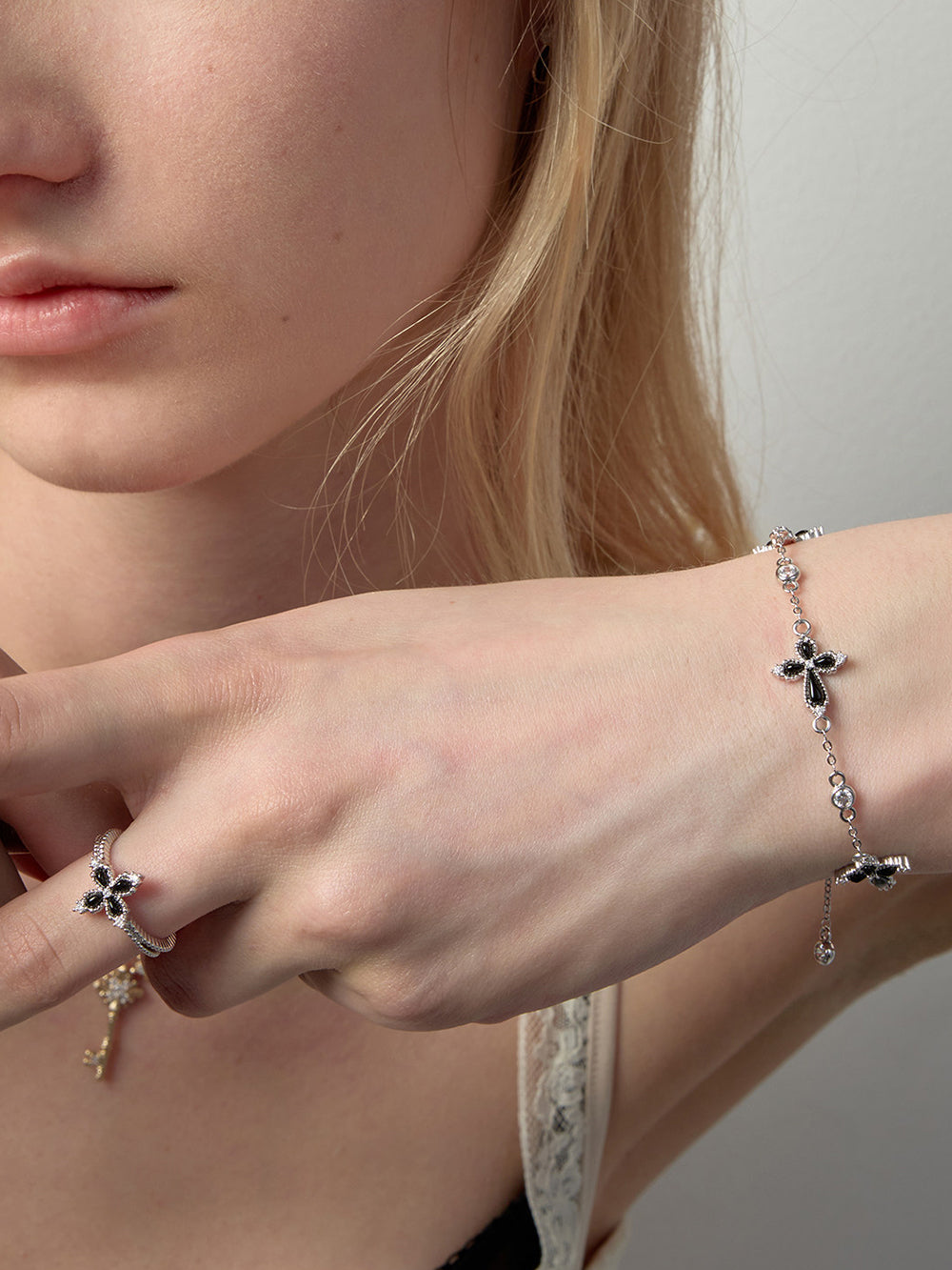 MUKTANK×SUN HUNTER Black Onyx Full-Flower Petal Cross Bracelet
