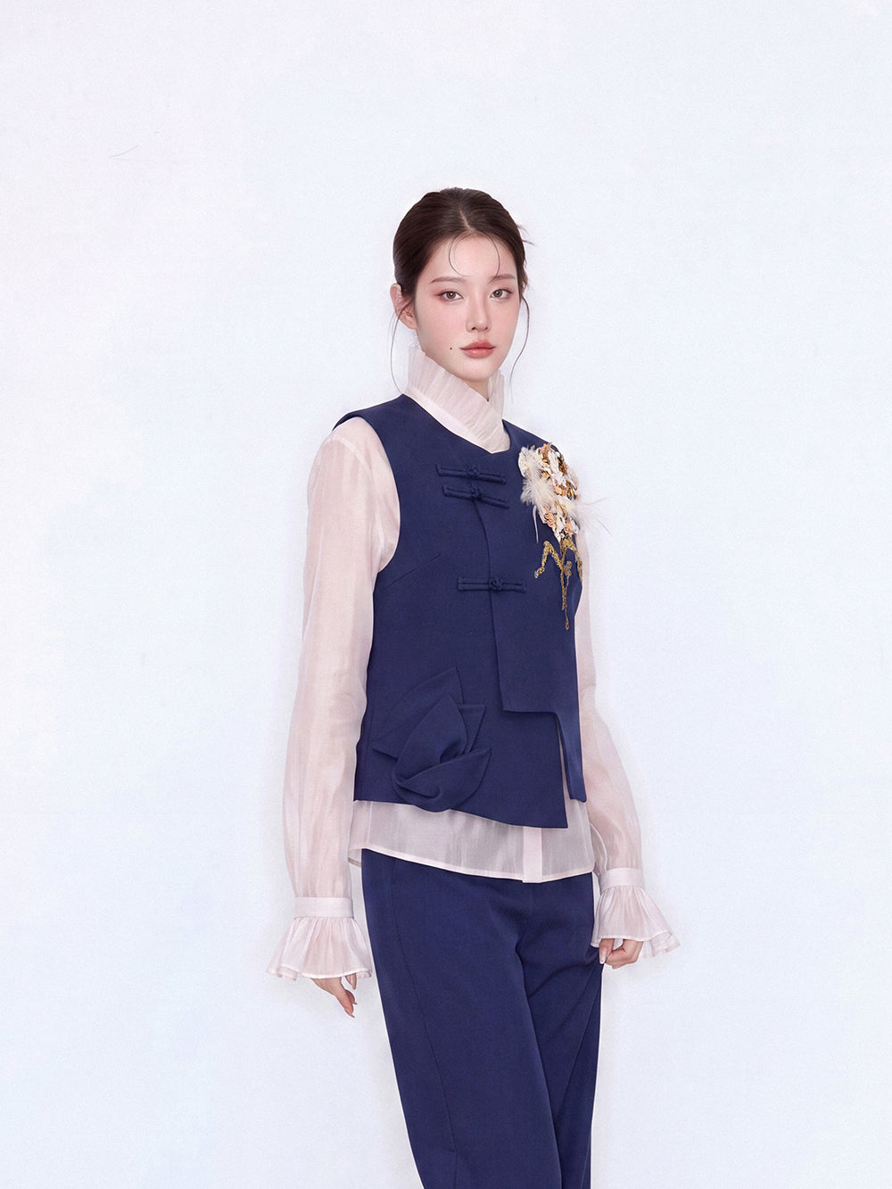 MUKZIN×Flourishing Blooms Hami Hand-Embroidered Chinese Frog-Button Vest