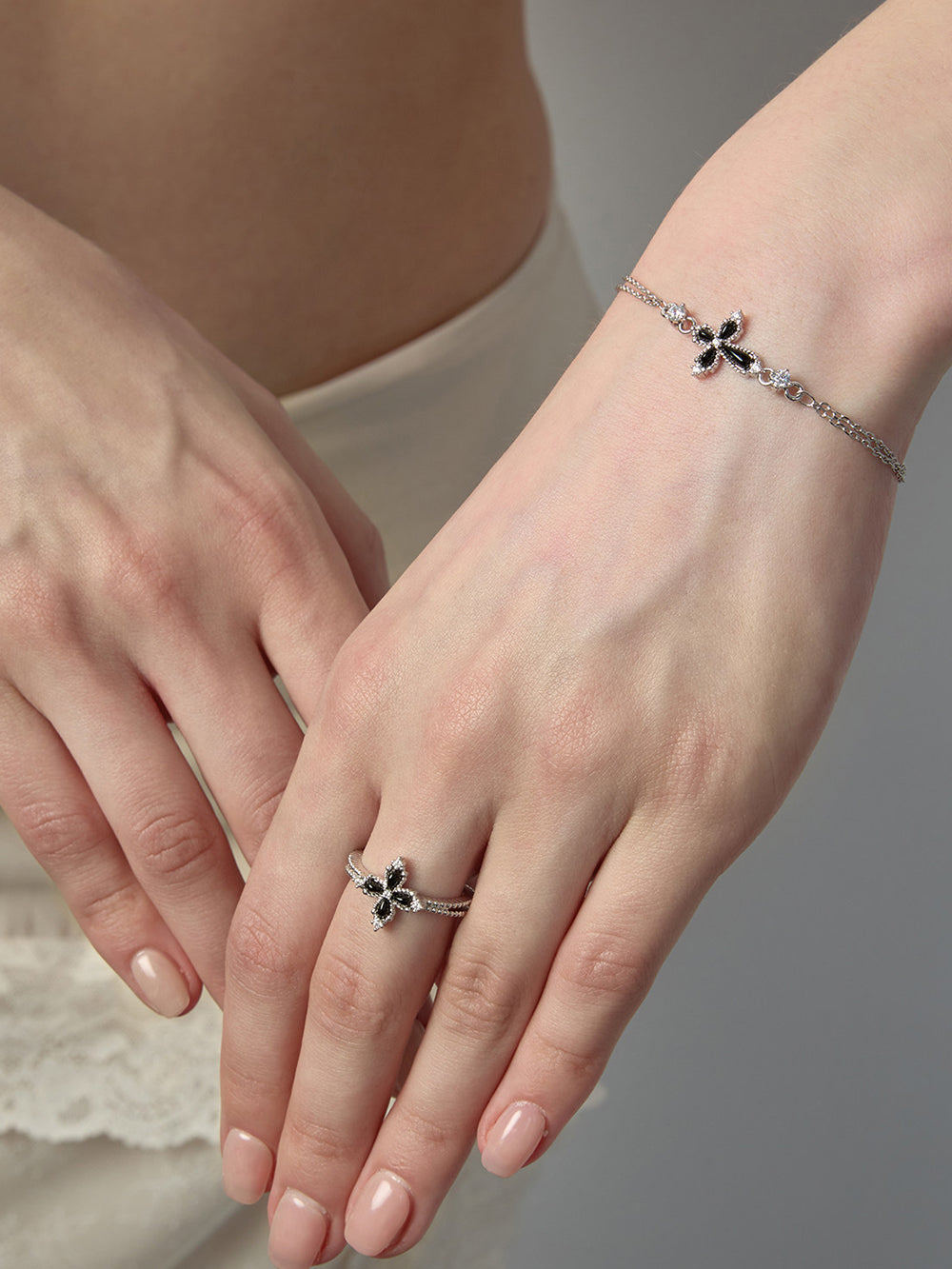 MUKTANK×SUN HUNTER Black Agate Petal Cross Ring