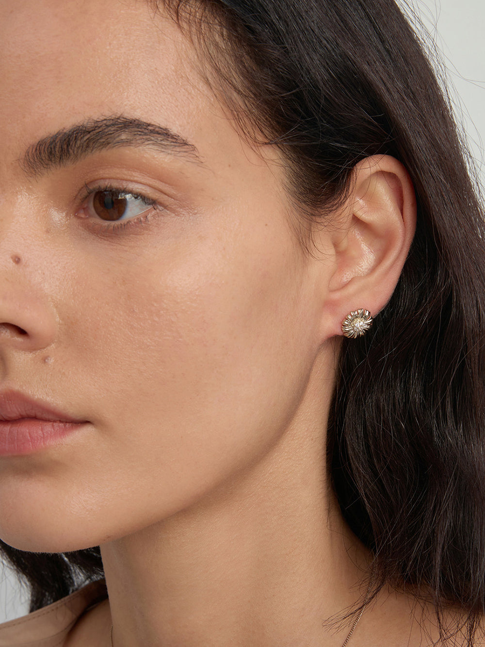MUKTANK×SUN HUNTER Garden daisy stud earrings