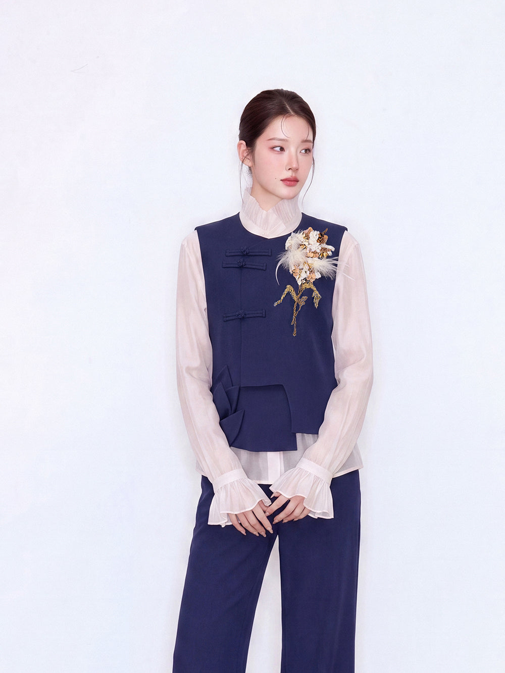 MUKZIN×Flourishing Blooms Hami Hand-Embroidered Chinese Frog-Button Vest