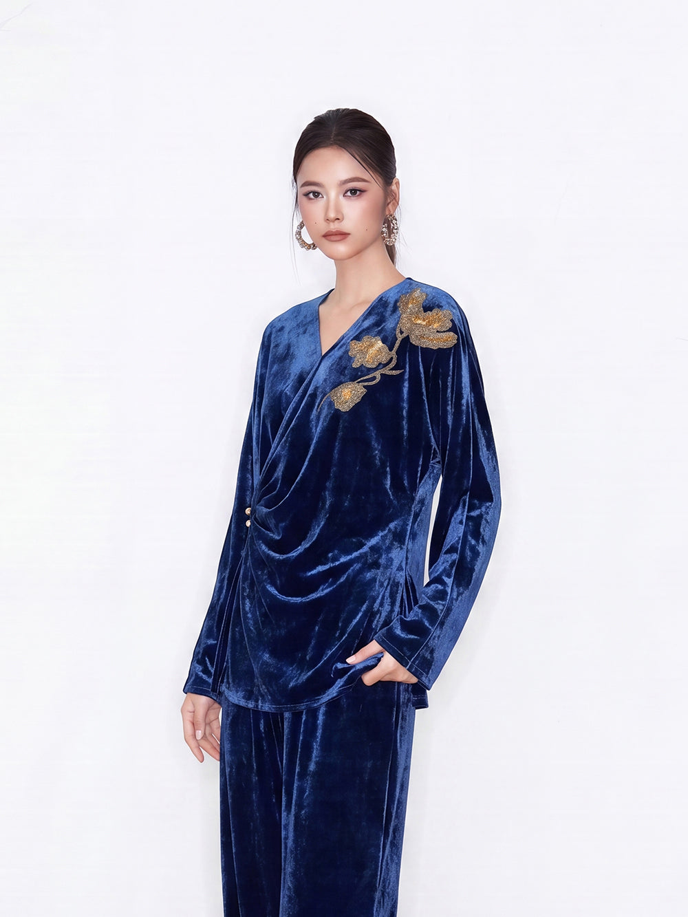 MUKZIN×Capsule Collection New Chinese-Style Embroidered Silk Velvet V-Neck Top