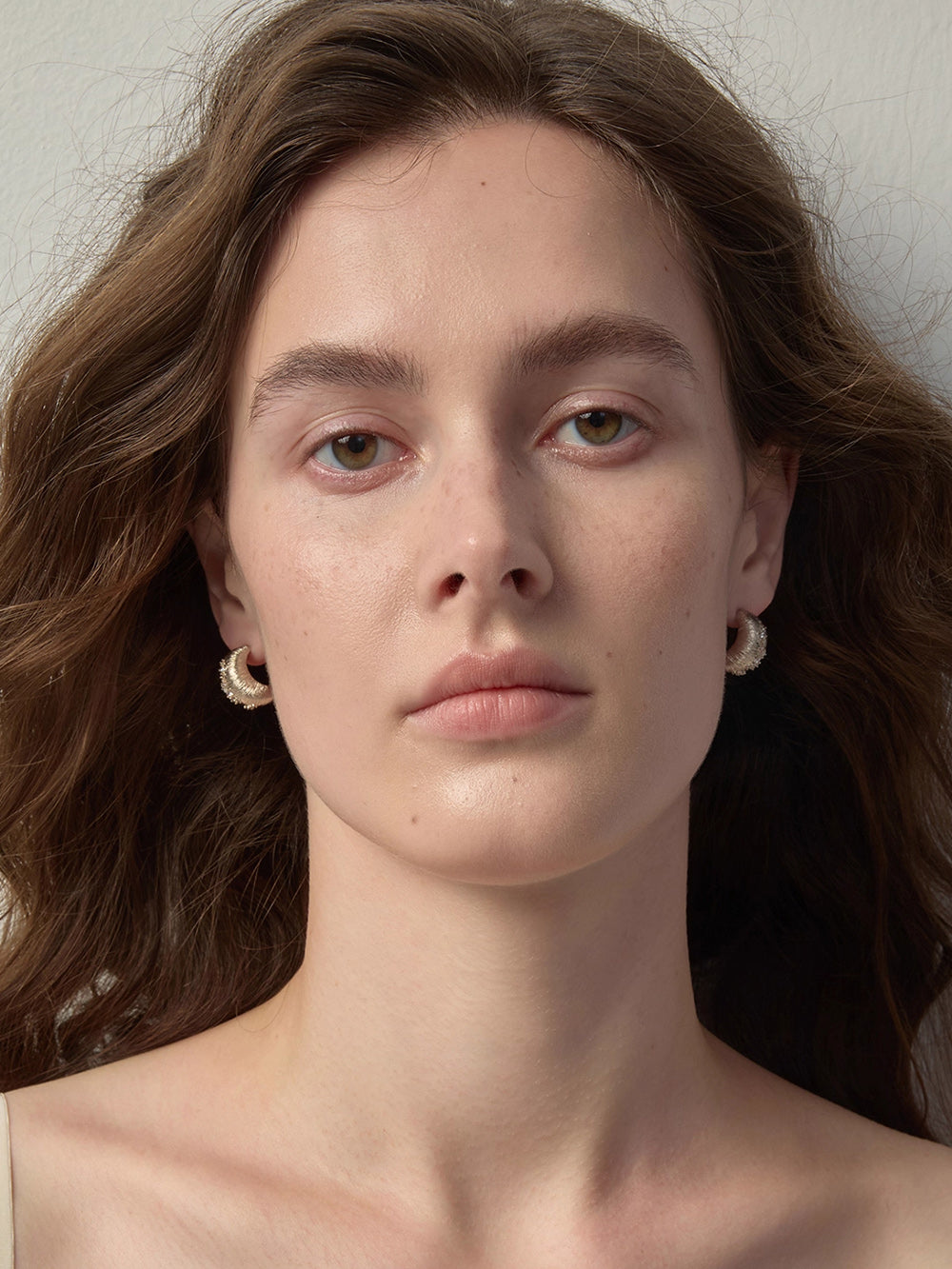 MUKTANK×SUN HUNTER Pea C-Hoop Brushed Earrings