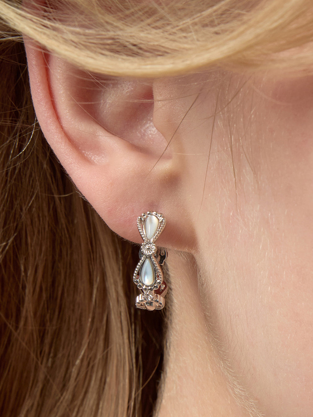 MUKTANK×SUN HUNTER Mother-of-Pearl Petal Earrings (Large)