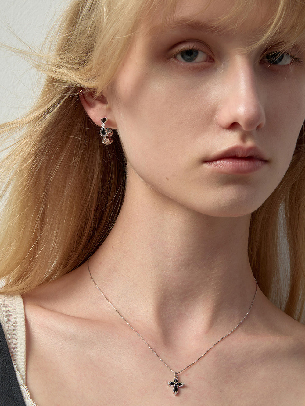 MUKTANK×SUN HUNTER Black Agate Petal Earrings (Large)
