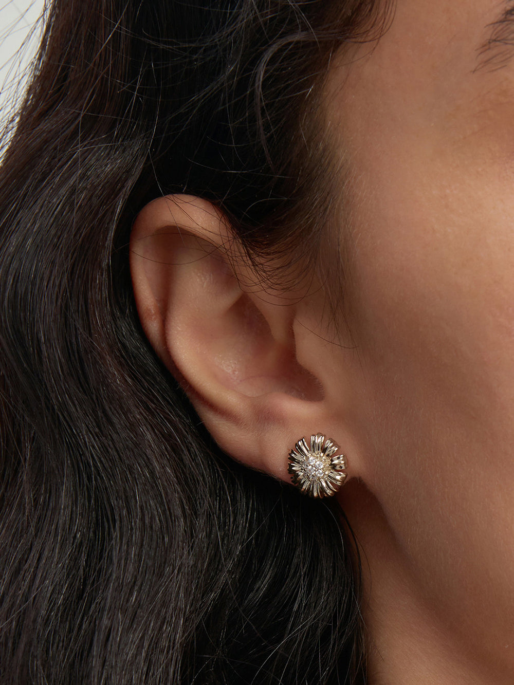 MUKTANK×SUN HUNTER Garden daisy stud earrings