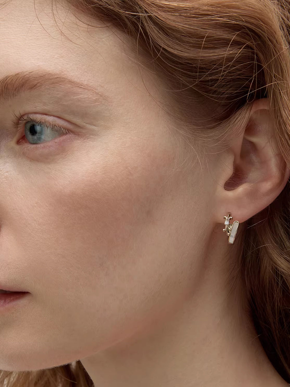MUKTANK¡ÁSUN HUNTER Mother-of-Pearl Iris Ear Studs