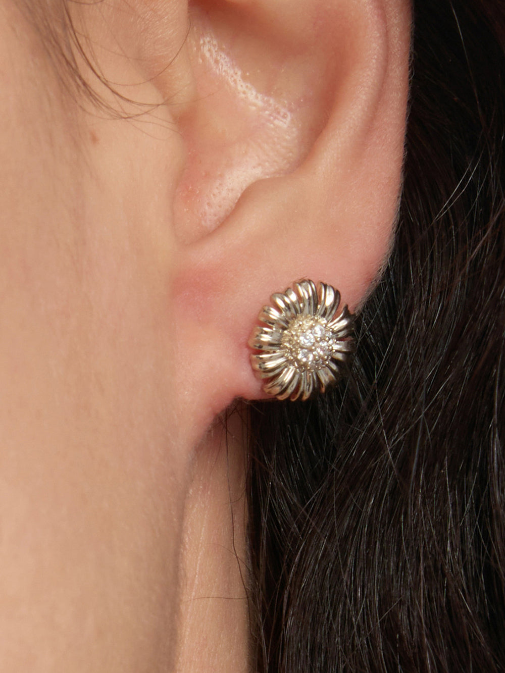MUKTANK×SUN HUNTER Garden daisy stud earrings