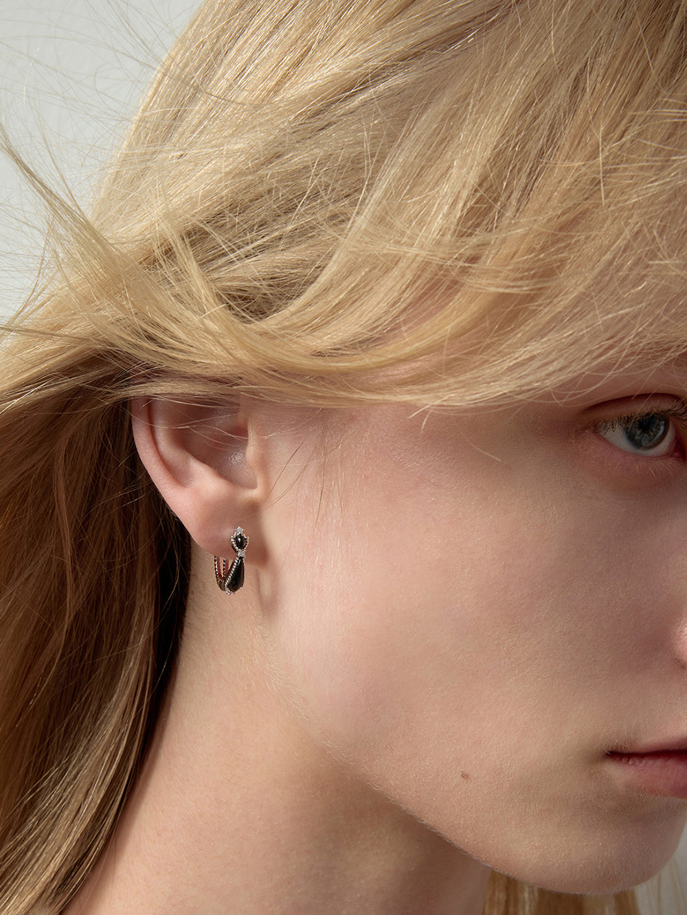 MUKTANK×SUN HUNTER Black Agate Petal Earrings (Small)