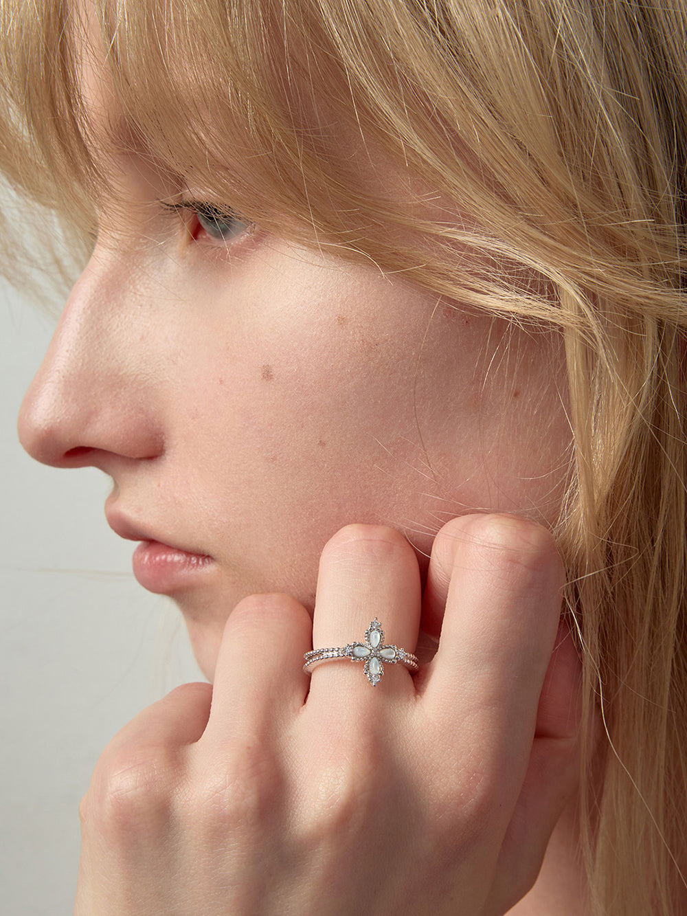 MUKTANK×SUN HUNTER Mother-of-Pearl Petal Cross Ring