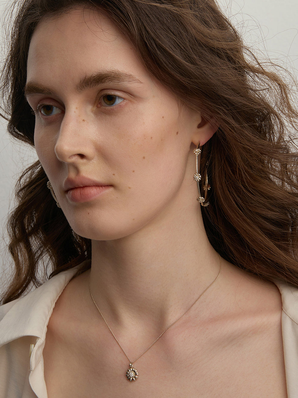 MUKTANK×SUN HUNTER Garden daisy C hoop earrings - large size
