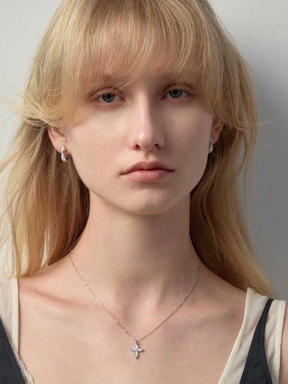 MUKTANK×SUN HUNTER Mother-of-Pearl Petal Cross Chain Necklace (S)