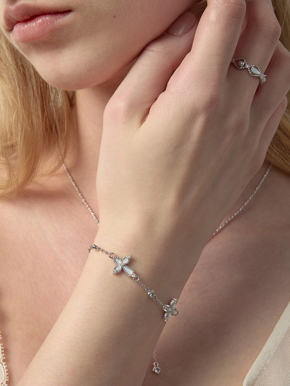 MUKTANK×SUN HUNTER Mother-of-Pearl Full-Flower Petal Cross Bracelet