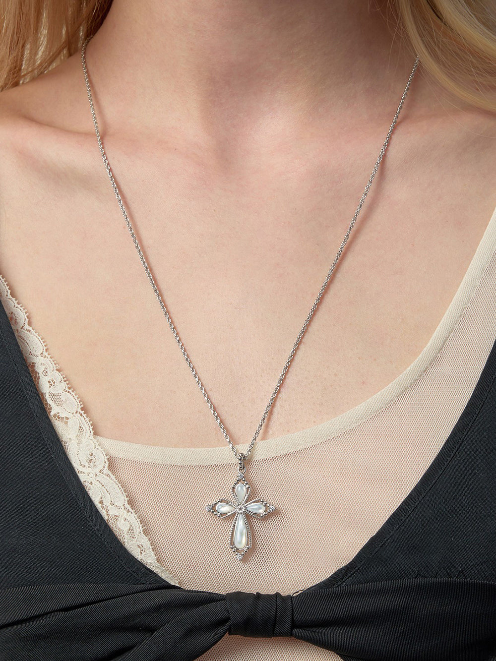 MUKTANK×SUN HUNTER Mother-of-Pearl Petal Cross Chain Necklace (L)