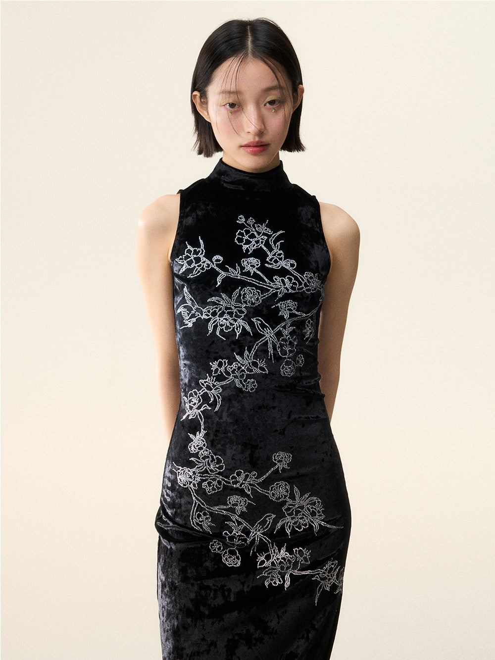MUKTANK×LOUMUTAKU Qipao Made of Velvet With Flower and Bird Patterns and Hot-fixed Rhinestones