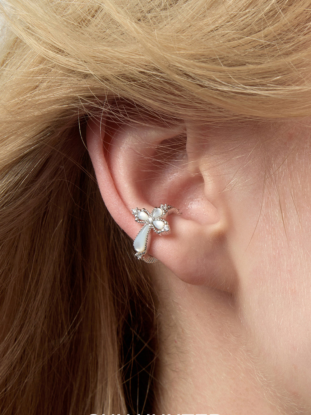 MUKTANK×SUN HUNTER Mother-of-Pearl Petal Cross Ear Cuff