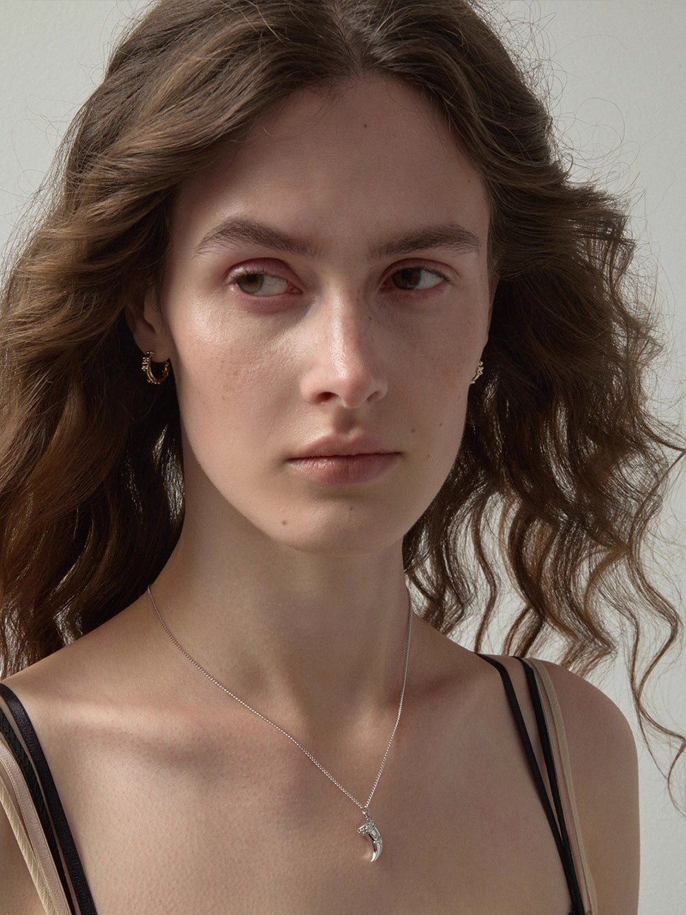 MUKTANK×SUN HUNTER Embossed Iris Tooth Pendant Necklace