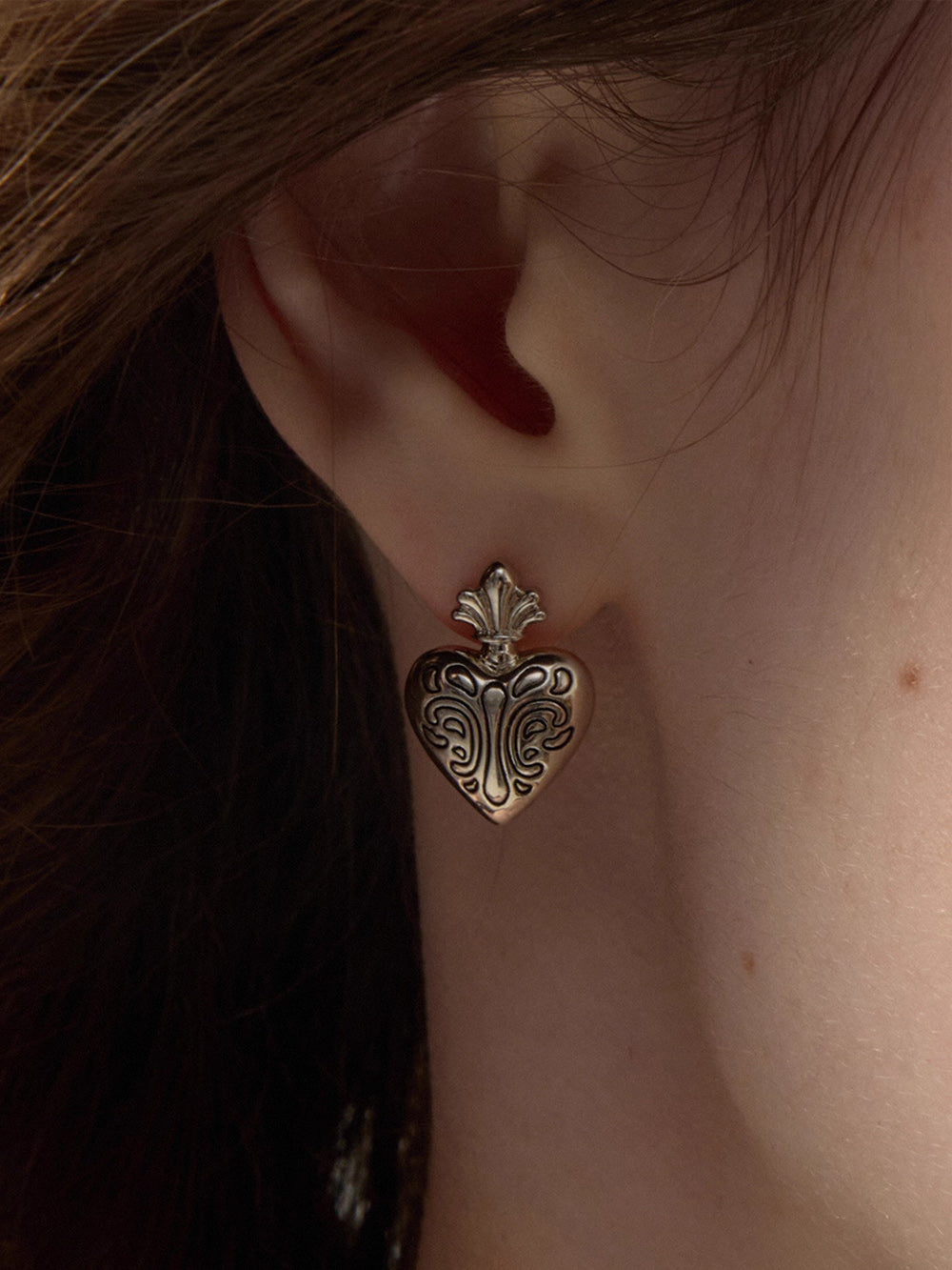 MUKTANK×SUN HUNTER Iris and Heart Carved Stud Earrings