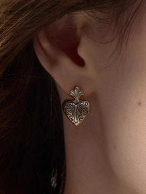 MUKTANK×SUN HUNTER Iris and Heart Carved Stud Earrings