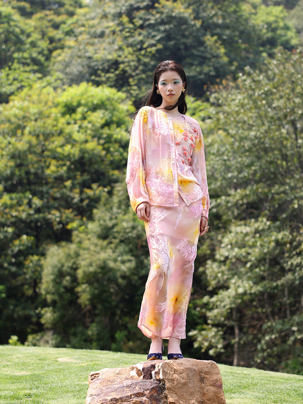 MUKZIN×Flourishing Blooms New Chinese-style intangible cultural heritage Hami hand-embroidered silk skirt with floral patterns