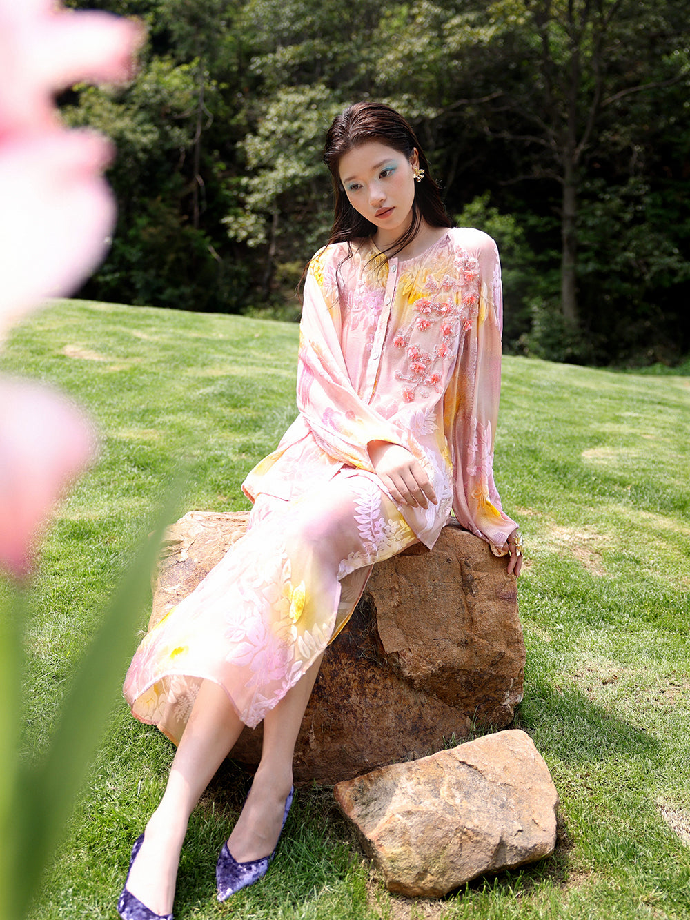MUKZIN×Flourishing Blooms New Chinese-style intangible cultural heritage Hami hand-embroidered silk blouse with colorful patterns